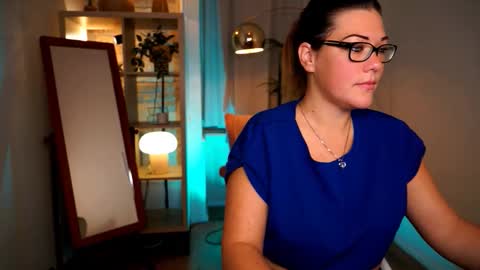 Snapshot of mrsfllowerr chatting on 10/08/25, 04:37 Tamara online show from 10/08/25, 04:37