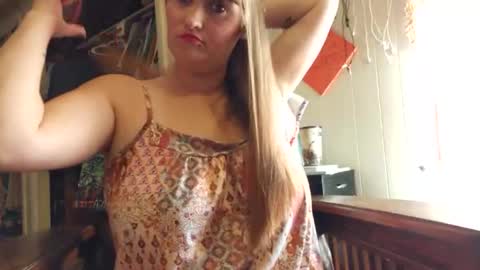 Snapshot of mrsluna19 chatting on 10/15/25, 03:01 MrsLuna19 online show from 10/15/25, 03:01