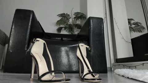 Snapshot of ms_enigma chatting on 02/25/25, 04:00 Goddess. Miss. Lady. Queen. Madam Milady online show from 02/25/25, 04:00