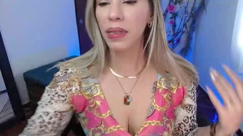 Snapshot of ms_sofiax chatting on 10/23/25, 04:17 Sofia online show from 10/23/25, 04:17