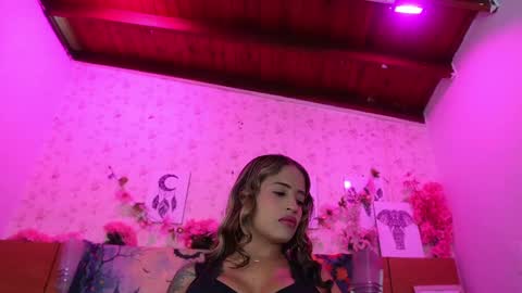 Snapshot of mssburbuja chatting on 10/08/25, 03:04 Manuela online show from 10/08/25, 03:04