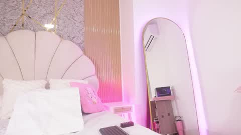 Snapshot of mssburbuja chatting on 11/15/25, 03:15 Manuela online show from 11/15/25, 03:15