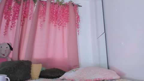 Snapshot of msschloee chatting on 12/15/25, 10:36 Chloe new account online show from 12/15/25, 10:36