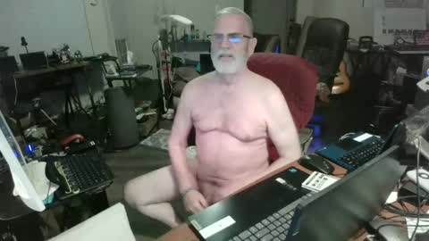 Snapshot of mt2much chatting on 12/17/25, 01:00 mt2much online show from 12/17/25, 01:00