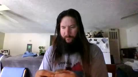 Snapshot of mudge chatting on 01/01/25, 04:29 Mudge online show from 01/01/25, 04:29
