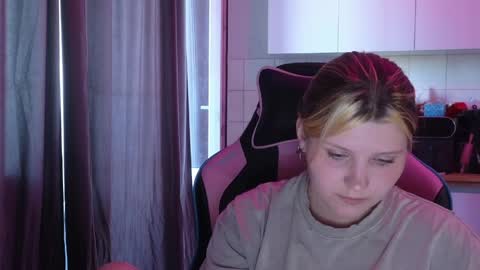 Snapshot of mura_muur chatting on 06/05/26, 01:17 Milana online show from 06/05/26, 01:17
