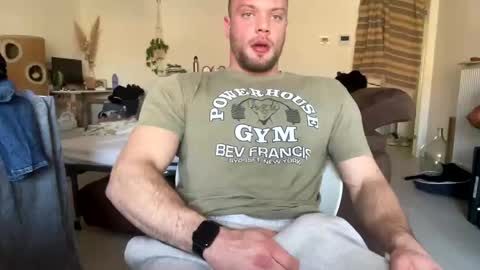 Snapshot of musclestudentfh chatting on 01/10/25, 01:20 Veinyd online show from 01/10/25, 01:20