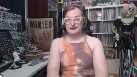 Snapshot of muziknerd chatting on 04/14/26, 04:18 Muziknerd online show from 04/14/26, 04:18