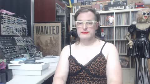 Snapshot of muziknerd chatting on 05/17/26, 06:11 Muziknerd online show from 05/17/26, 06:11