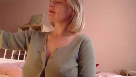 Snapshot of my_hannah chatting on 09/15/25, 02:28 Hannah  welcome  online show from 09/15/25, 02:28