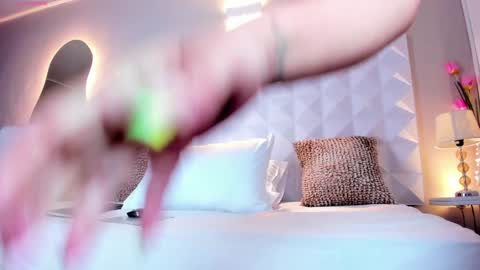 Snapshot of mya_evans chatting on 01/04/25, 11:43 Mariana Evans online show from 01/04/25, 11:43