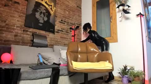 Snapshot of mydoc_lolac chatting on 10/18/25, 10:10 Lola online show from 10/18/25, 10:10