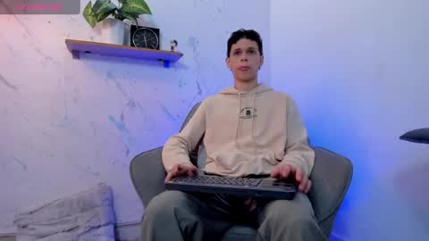 Snapshot of mykelcano chatting on 10/09/25, 02:48 Mykel online show from 10/09/25, 02:48