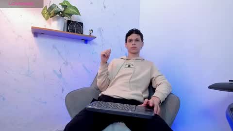 Snapshot of mykelcano chatting on 10/10/25, 03:33 Mykel online show from 10/10/25, 03:33