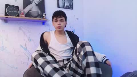 Snapshot of mykelcano chatting on 12/15/25, 04:33 Mykel online show from 12/15/25, 04:33