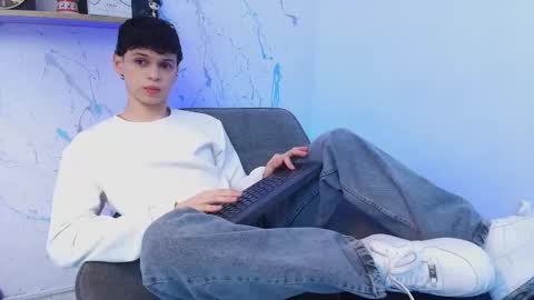 Snapshot of mykelcano chatting on 12/16/25, 02:44 Mykel online show from 12/16/25, 02:44