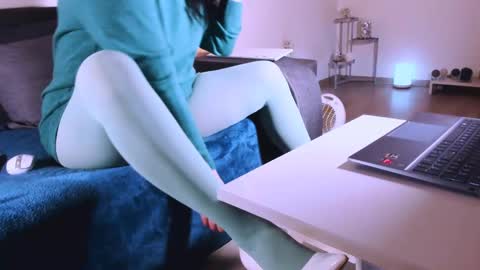 Snapshot of mylegsonheels chatting on 03/06/25, 10:15 Anda online show from 03/06/25, 10:15