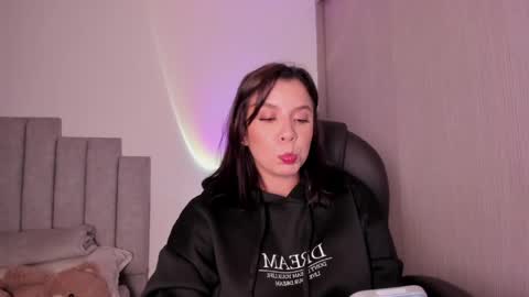 Snapshot of mysteyes chatting on 05/11/26, 01:00 Elena online show from 05/11/26, 01:00