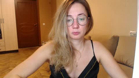 Snapshot of mystiquemaya chatting on 12/22/24, 08:47 Maya online show from 12/22/24, 08:47