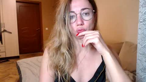 Snapshot of mystiquemaya chatting on 01/04/25, 04:23 Maya online show from 01/04/25, 04:23