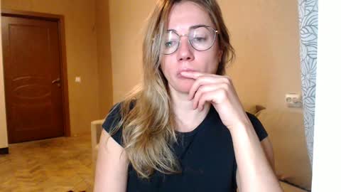 Snapshot of mystiquemaya chatting on 01/10/25, 04:09 Maya online show from 01/10/25, 04:09