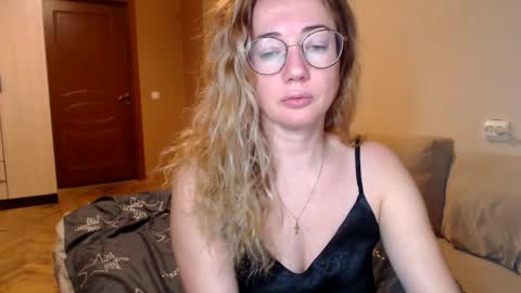 Snapshot of mystiquemaya chatting on 01/17/25, 03:23 Maya online show from 01/17/25, 03:23