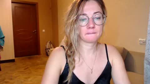 Snapshot of mystiquemaya chatting on 01/22/25, 04:02 Maya online show from 01/22/25, 04:02