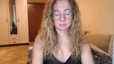 Snapshot of mystiquemaya chatting on 01/24/25, 03:32 Maya online show from 01/24/25, 03:32