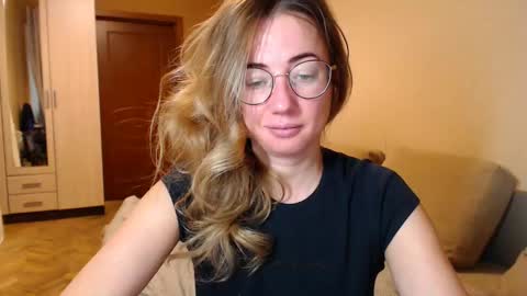 Snapshot of mystiquemaya chatting on 01/27/25, 03:28 Maya online show from 01/27/25, 03:28