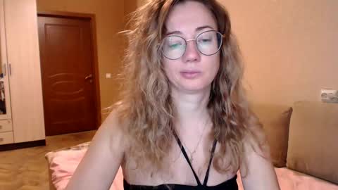 Snapshot of mystiquemaya chatting on 02/14/25, 04:15 Maya online show from 02/14/25, 04:15