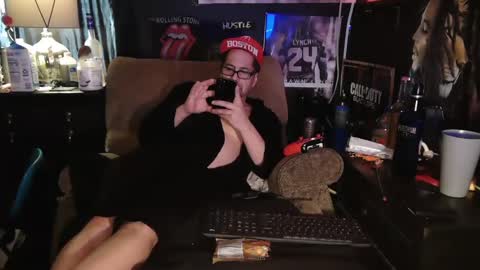 Snapshot of n3v3rpanic1 chatting on 01/04/25, 05:05 SnackPants online show from 01/04/25, 05:05