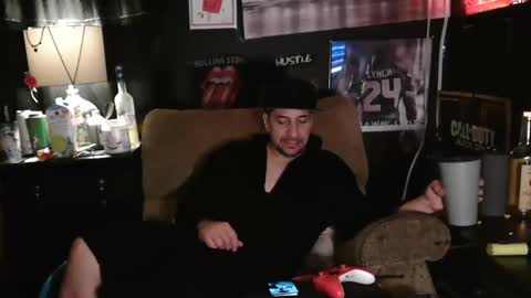 Snapshot of n3v3rpanic1 chatting on 01/05/25, 10:43 SnackPants online show from 01/05/25, 10:43