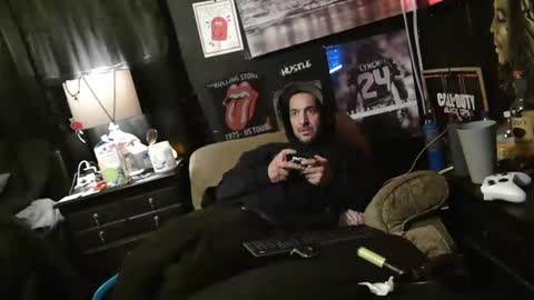 Snapshot of n3v3rpanic1 chatting on 01/06/25, 03:20 SnackPants online show from 01/06/25, 03:20