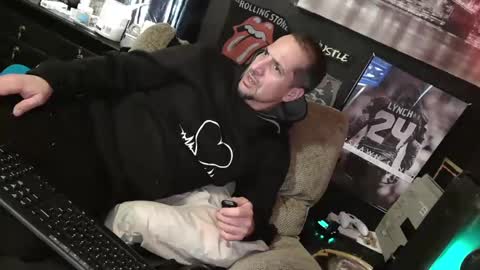 Snapshot of n3v3rpanic1 chatting on 01/24/25, 09:05 SnackPants online show from 01/24/25, 09:05