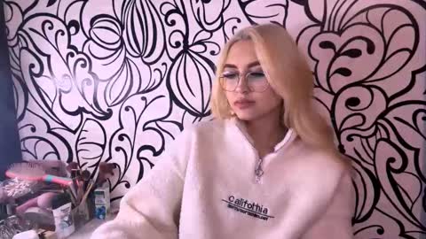 Snapshot of nadiaknake chatting on 02/08/26, 08:45 Katrin online show from 02/08/26, 08:45