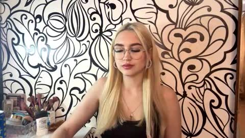Snapshot of nadiaknake chatting on 02/25/26, 10:25 Katrin online show from 02/25/26, 10:25