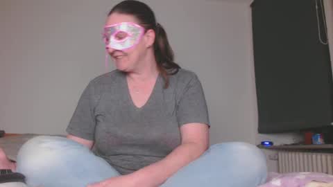 Snapshot of nadine321 chatting on 12/17/24, 04:21 Nadine online show from 12/17/24, 04:21