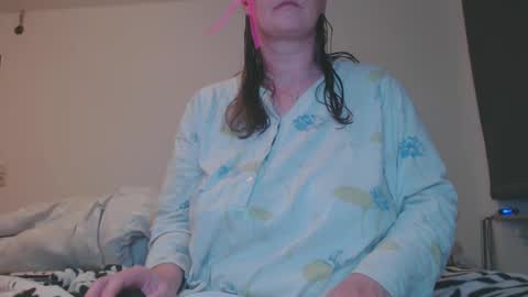 Snapshot of nadine321 chatting on 12/22/24, 07:10 Nadine online show from 12/22/24, 07:10