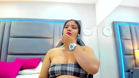 Nahia  online show from 11/19/25, 11:43