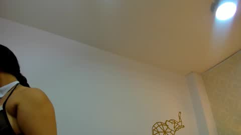 Nahia  online show from 11/28/25, 11:35