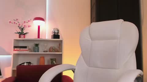 Nahia INDEPENDENT MODEL P online show from 04/15/26, 07:58