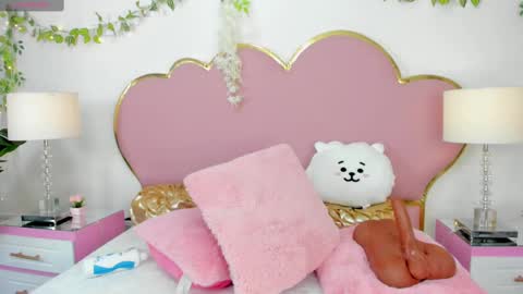 NahiaraReina  online show from 09/17/25, 02:52