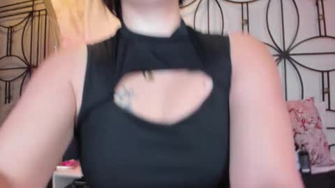 Nahomi  online show from 11/14/25, 10:58