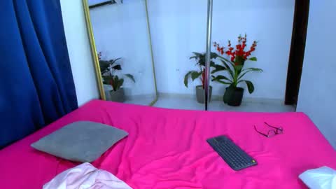 nahomy_hancook online show from 12/17/25, 09:15