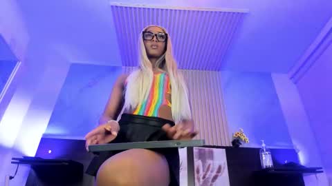 nahomy_james25 online show from 02/11/26, 12:48