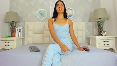 naia_cox online show from 11/13/25, 03:38