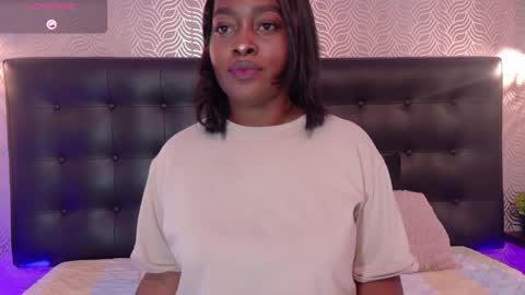 naiaramasson_ online show from 09/29/25, 12:21