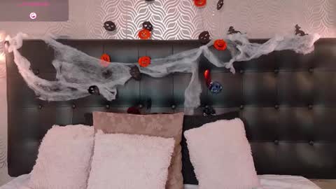 naiaramasson_ online show from 10/30/25, 12:17