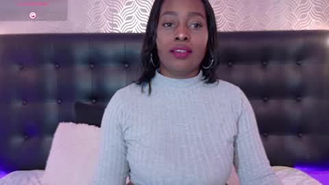 naiaramasson_ online show from 11/07/25, 12:16