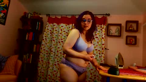 Snapshot of nakedcrafts chatting on 01/31/25, 05:51 Lizzy online show from 01/31/25, 05:51